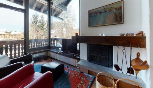 Apartment with Mountain View