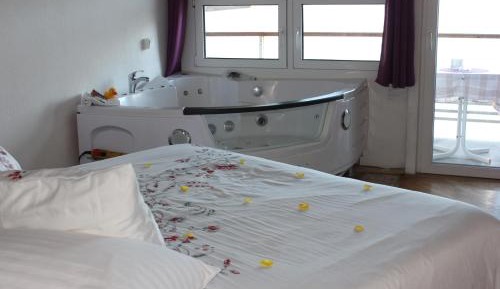 Queen Room with Rolling Jacuzzi and Lake View