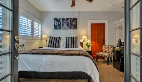 Deluxe King Room