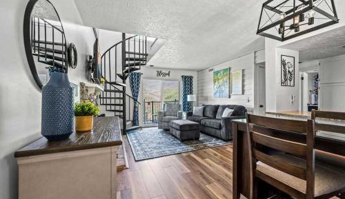 Apartment with Mountain View