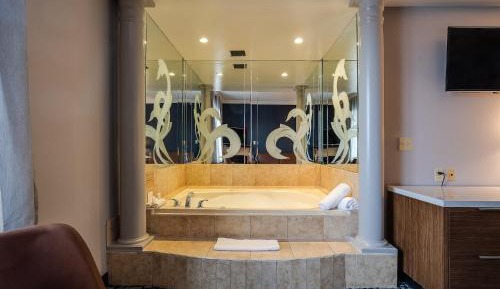 Deluxe Queen Suite