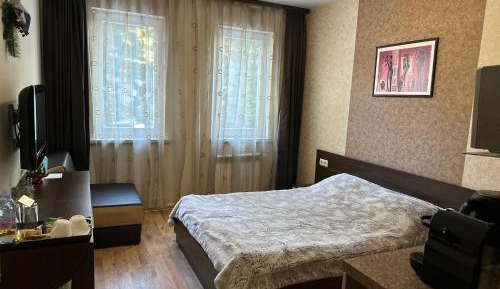 Deluxe Double Room (2 Adults + 1 Child)	