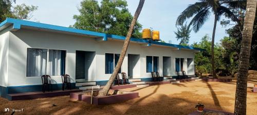 Deluxe Double Room (2 Adults + 1 Child)