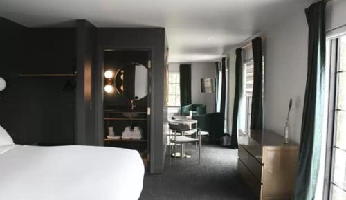 King Suite with Living Room - Non Smoking
