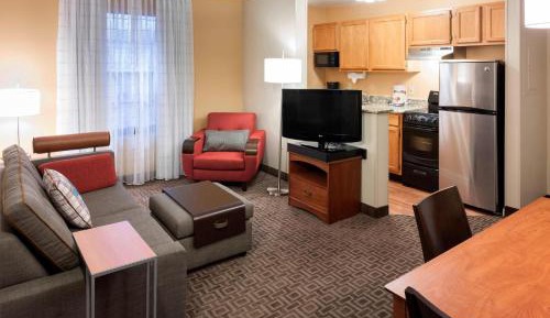 Two-Bedroom Queen Suite
