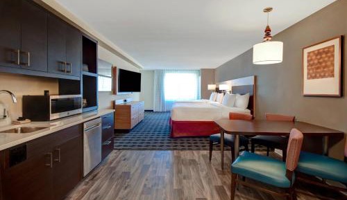 One-Bedroom Queen Suite with Sofa Bed and Adapted Tub - Mobility Accessible