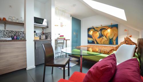 Deluxe One-Bedroom Apartment