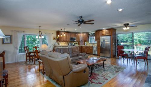 Three-Bedroom Holiday Home 