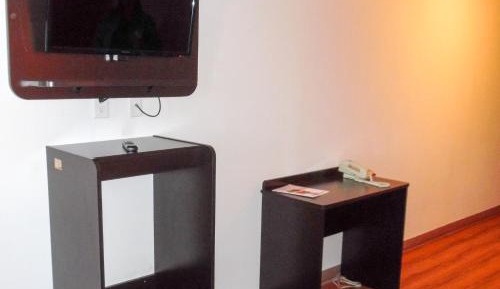 King Room with Roll-in Shower - Disability Access - Non-Smoking