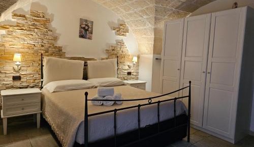 Deluxe One-Bedroom Apartment