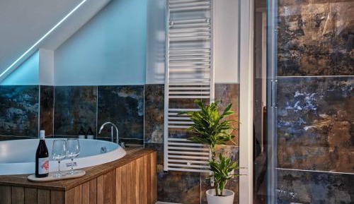 Queen Suite with Spa Bath