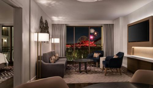 Theme Park View, 1 Bedroom Suite, 1 King, Sofa bed