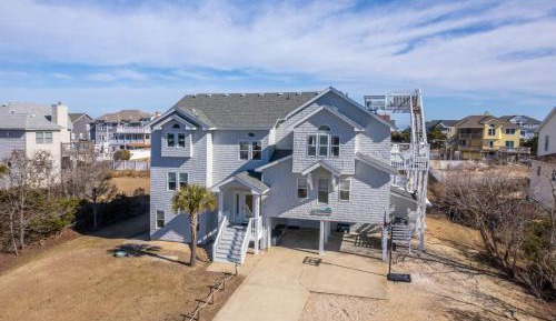 Eight-Bedroom Holiday Home
