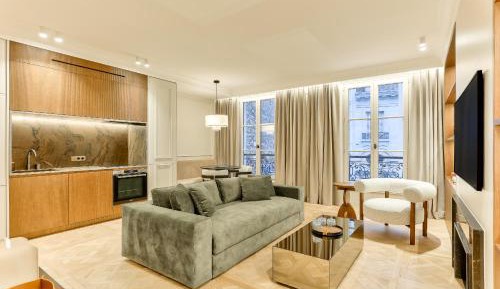 Deluxe One-Bedroom Apartment