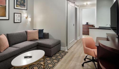 Queen Studio Suite with Sofa Bed and Adapted Tub - Mobility Accessible