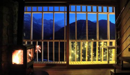 Apartment with Mountain View