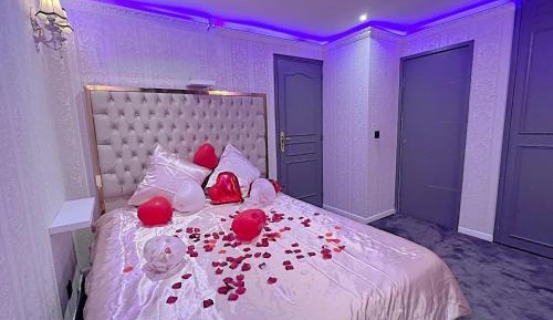 Two-Bedroom Deluxe Apartment with Balcony
