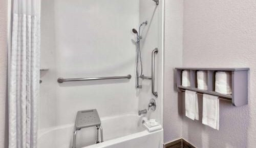 King Bed, Mobility/Hearing Accessible Room, Bathtub w/ Grab Bars, Non-Smoking