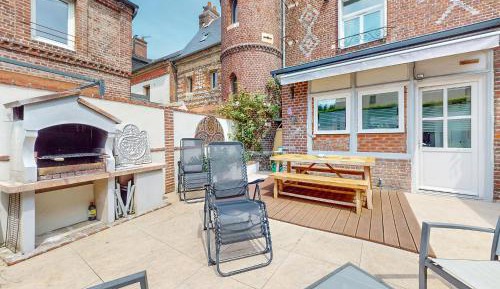 Four-Bedroom Holiday Home