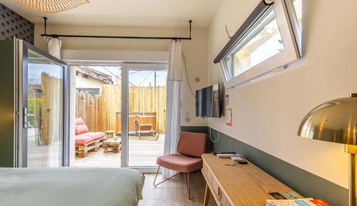 Studio with Spa Bath