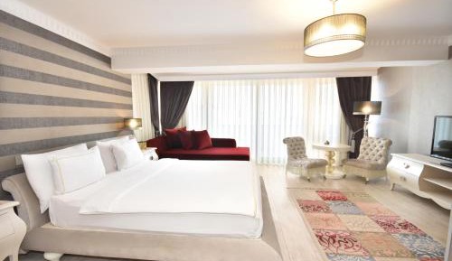 Suite with Terrace and Partial Sea View