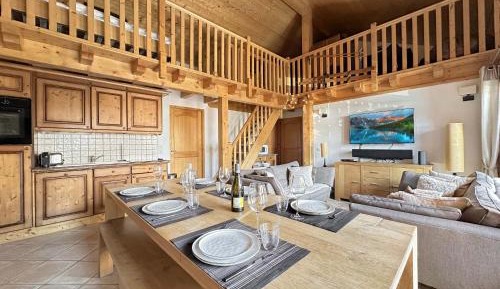Four-Bedroom Apartment with Balcony 