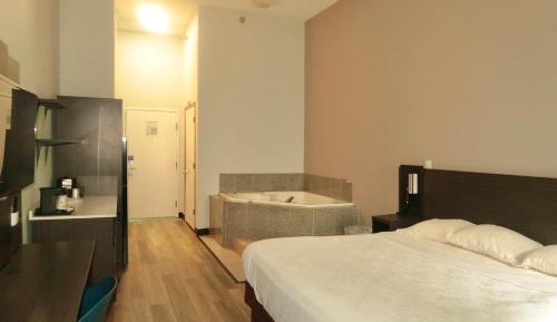 King Suite with Spa Bath - Non-Smoking
