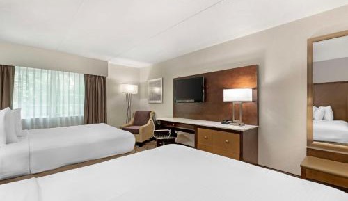 Queen Room with Two Queen Beds with Pool View - Non-smoking