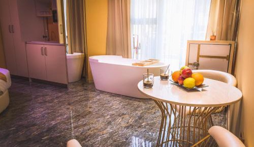 Deluxe Suite with Spa Bath