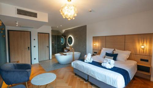 Suite with Spa Bath