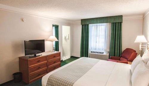 1 King Bed, Mobility Accessible Room, Bathtub w/Grab Bars, Non-Smoking