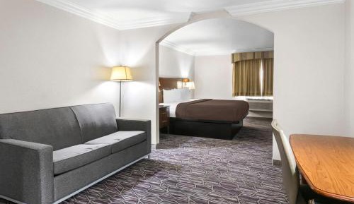 King Suite with Sofa Bed and Bath Tub - Mobility Accessible/Non-Smoking