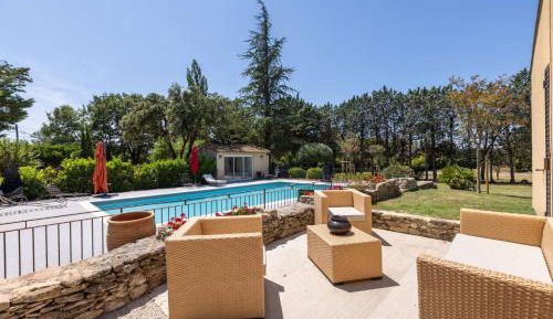 Apartment with Pool View 