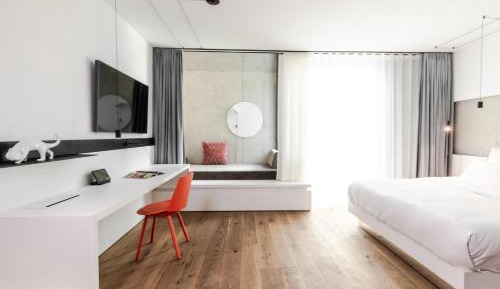 Deluxe Lounge