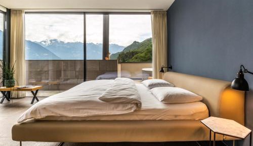 Deluxe Penthouse with Whirlpool Tub