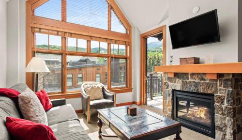 Apartment with Mountain View