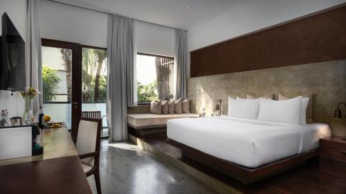 Deluxe King - Free 90Min Daily Massage + Roundtrip Airport Transfers + Mini-Bar