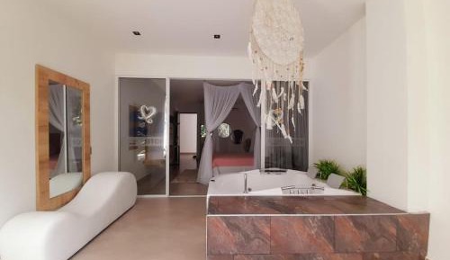 Deluxe Suite with Spa Bath