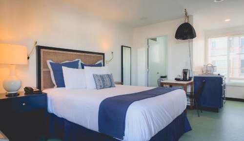 Standard Queen Room with Kitchenette