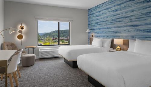 Deluxe Queen Suite with Mountain View - Top Floor