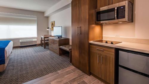 Junior Suite with One King Bed and Kitchenette - Non-Smoking