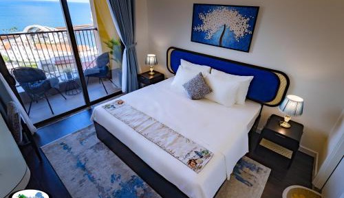 One-Bedroom Apartment with Balcony and Sea View