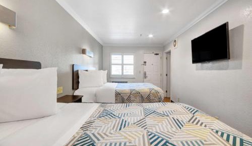 Deluxe Queen Room with Two Queen Beds - Non-Smoking