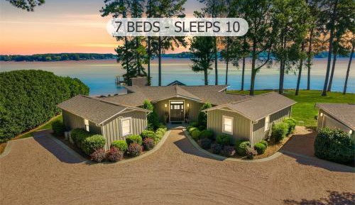 Four-Bedroom Holiday Home