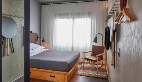Queen Guest Room