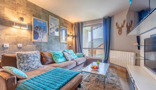 Three-Bedroom Apartment with Mountain View