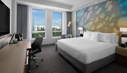 Larger Guest room, 1 King, Sofa bed, Corner room