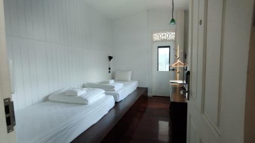 Twin Room with Shared Bathroom