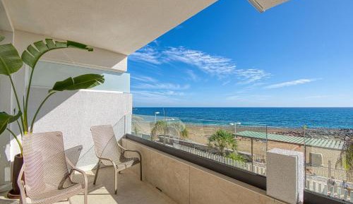 Deluxe One-Bedroom Apartment with Ocean View