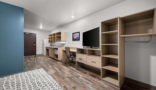 QUEEN SUITE WITH SOFA ACCESSIBLE